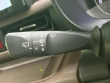 表示されたマークから操作の目安を確認しやすく、運転席から手を伸ばして扱える位置に備わります。天候の変化に合わせた操作を手元で行いやすく、日常の運転を支えます。