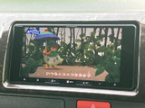 テレビ画面を備えており、停車中に映像や番組を視聴できます。お出かけ先での休憩時間などに活用でき、画面上で内容を確認しながら過ごせる便利な装備です。