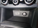 前席用にUSB出力電源(2ヶ、DC5V)や電源ソケット(DC12V)を備えています!スマホやタブレットの充電にとっても便利ですヨ♪♪