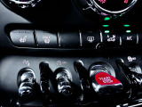 MINIの運転席操作部は、中央に構えるディスプレイが最大の特徴です。航空機を思わせるトグルスイッチなど、直感的で遊び心のあるメカニカルな操作感が、ゴーカートのような走りの高揚感を高めます。