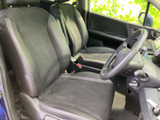 前席は身体を支える形状で、運転席と助手席が並ぶすっきりとした空間です。窓からの視界も確保され、乗り降りの際にも座席まわりを確認しやすい配置となっています。