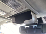 サングラスホルダーを備えたオーバーヘッドコンソールを装備。運転中に使う小物をスマートに収納でき、車内の整理整頓にも役立ちます。