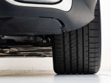 車体を後方から見た際の【右後輪】です。溝の残量やキズの有無など、より状態を詳しくお知りになりたい場合はスタッフまでお尋ね下さいませ。