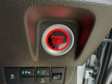 【ENGINE START/STOP】スマートキーをポケットやバッグに入れたままで、キーを差し込むことなくボタンを押すだけでエンジンが始動します。