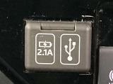 こちらのクルマはUSB接続コネクタも装備されています♪スマホの充電などにお使い下さい。ご旅行中での充電切れも、これなら心配いりませんね!