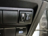積載時に後ろが下がってライトが高くなったことによる相手車への眩惑を防止する焦点調整ができます