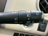 レバーには方向指示器やライト類の表示があり、必要な操作を確認しやすい配置です。運転中も手元で扱いやすく、周囲への合図や夜間のライト操作に活用できます。