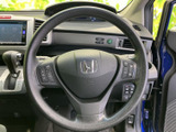 握りやすい形状で、左右には複数のスイッチが配置されています。運転姿勢のまま手元で各種操作を行えるため、視線を大きく移さずに扱いやすい点も日常で便利です。