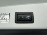 電動式バックドアです。 荷物を持ったままでもボタン一つで自動的に開け閉めできるので便利ですよ。 挟み込み防止機能も付いていますのでお子様の手や荷物を挟み込むのを防いでくれますよ。