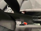 運転席にはフロントセンターアームレスト。