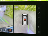 後方の映像に加え、車両周辺を上から見た表示も確認できます。ガイド線と合わせて周囲の状況を把握しやすく、駐車や狭い場所での切り返しをサポートします。