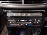 2ゾーンフルオートエアコンを装備。運転席と助手席、それぞれ独立して温度の設定ができます。