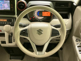 手に取りやすい位置にスイッチを備え、運転姿勢を保ちながら各種操作を行いやすい構成です。メーターとの位置関係も確認しやすく、日々の運転を支える装備として便利にお使いいただけます。