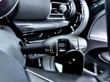 MINIの運転席操作部は、中央に構えるディスプレイが最大の特徴です。航空機を思わせるトグルスイッチなど、直感的で遊び心のあるメカニカルな操作感が、ゴーカートのような走りの高揚感を高めます。