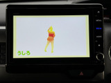 テレビ映像を楽しめる画面を備えており、停車中の休憩時間にもお好みの番組を視聴できます。表示内容を確認しやすく、車内で過ごす時間の楽しみが広がります。