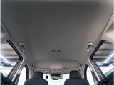 【天井】シミや垂れ、タバコ焦げなどございません。キレイな状態が保たれており、ご納車前にも丁寧にクリーニングさせていただきます。