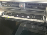 【オートエアコン】一度お好みの温度に設定すれば、車内の温度を検知し風量や温度を自動で調整。暑い&hellip;寒い&hellip;と何度もスイッチ操作をする必要はありません。快適な車内空間には必須の機能ですね♪