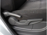 運転席にはレバー式のシートリフター付ですので、ご自分にあった高さで運転が可能です。
