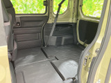 後席を倒すと床面が広がり、荷物を積み込みやすい空間に変わります。側面の窓から外光も入り、荷物の出し入れや用途に応じた使い分けに便利です。