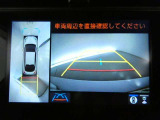 パノラミックビューモニターを装備。クルマを真上から見るように周囲を確認できます。