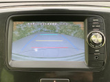 後方の映像に目安となるラインが表示され、駐車時に周囲との距離感をつかむ手助けになります。画面で後方を確認でき、車庫入れや切り返しの際にも便利です。