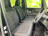 前席はゆとりを感じるベンチ状のシートで、座面と背もたれの落ち着いた色合いが車内をまとめます。運転席側からも見通しやすく、日常使いに馴染む空間です。