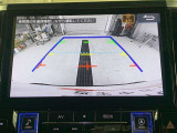 バックモニターで、後方を確認しながら安心して駐車することができます。※カメラが映し出す範囲は限られています。必ず車両周辺の安全を直接確認してください。
