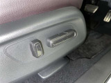 スイッチ一つでシート調整可能な電動パワーシートです。 細かい調整ができるので、何時でも思い通りのポジションが取れますね。