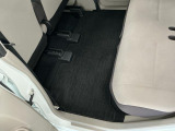 しっかりと汚れ、砂ぼこりを落とし足元まで清潔な車内空間を作り上げております♪