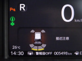 パーキングセンサーは、メーター内にも表示され安全運転に寄与。
