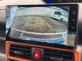 後方の映像にガイドラインが表示され、駐車時に車両と周囲の位置関係を確認しやすい装備です。車庫入れや駐車スペースへの出入りをサポートします。
