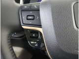 ステアリングスイッチ付き。前方から目を離すことなく操作することが可能です。