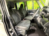 運転席まわりには十分なスペースがあり、大柄な方でもゆったり運転していただける環境です。