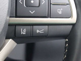 レーダークルーズコントロール(全車速追従機能付)が装備されています。高速道路で定速走行だけでなく、0km/hから約100km/hの広い範囲で先行車との車間距離を適切に保ちながら追従走行ができます。
