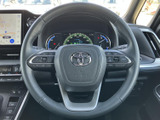 ステアリング左右にスイッチが配置され、手元で車内機能を扱いやすい構成です。メーターを見ながら操作できるため、視線移動を抑えやすく、日々の運転を快適にサポートします。