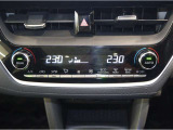【オートエアコン】設定した温度になるように車が自動で風量や吹き出し口、冷暖房の強さを調整してくれるエアコンです。一度温度を設定すれば、自動で快適な室温を保ってくれるので運転に集中しやすいですよ♪