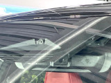 【プリクラッシュセーフティ】前方の車両等を検知し、衝突しそうな時は警報で注意を促し、ブレーキを踏む力をサポート。ブレーキを踏めなかった場合は衝突被害軽減ブレーキが作動、衝突回避をサポートします。