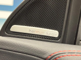 ●harman/kardonサウンドシステム:オーディオ専門メーカーが手掛けるプレミアムスピーカーを装備。多数のスピーカーから、音の粒立ちまで分かる高品質な音楽をお楽しみいただけます。