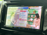 テレビ番組を画面で楽しめる装備です。停車中の待ち時間などに映像を視聴でき、車内で過ごす時間をより充実させてくれます。画面表示も大きく、番組内容を確認しやすい印象です。