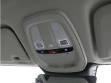 ルーフにあるボタンは、車両が始動しない場合、パンクした場合、または事故に遭った場合などの緊急時に支援の要請に使用できるため、安心感を高めることができます。