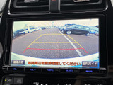 後方の映像にガイド線が表示され、駐車時に車両と周囲との位置関係を確認する目安になります。後退時の安全確認を補助し、駐車スペースへの出し入れを落ち着いて行いたい方に便利です。