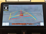 バックガイドモニター付きです。車の後方に小型カメラが付いており、バックする際の後方の様子をモニター上に表示します。