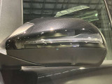 死角検知警告システムが装備されており、車線変更の際、死角に入る車両の検知、警告を行います。また、サイドミラー内部のインジケータが点灯し、危険の促しをしています。