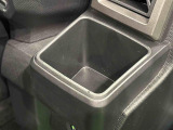 運転席埋め込み式カップホルダー(太ボトル600mm収納可能)