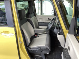 フロント広々、ベンチシートの運転席は、ハイトアジャスターが付いているので、快適にドライブができます。ハンドルはチルトステアリングで、ハンドル位置を上下に調節できます。