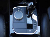 BMWの電子式シフトレバーはシンプル設計で機能的です。誤操作防止機能になっています。