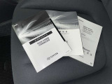 メンテナンスノート、取扱説明書ですね。 車の情報が凝縮されています。 車の整備記録が記載されている大事な物ですよ。