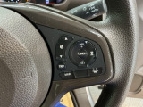【クルーズコントロール】設定した速度を自動で維持し、ドライバーの運転負荷を軽減する支援機能です。長距離走行時の疲労を抑えるだけでなく、速度の安定による燃費向上も期待できます。