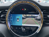 【リアビューカメラ(予想進路表示機能付】パーク・ディスタンス・コントロールが車両の前方や後方にある障害物までの距離を信号音とビジュアルで知らせ、狭いスペースでの駐車や車庫入れをサポートします。