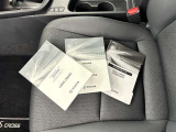 メンテナンスノート、取扱説明書ですね。 車の情報が凝縮されています。 車の整備記録が記載されている大事な物ですよ。